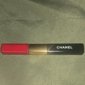 Chanel  Lip Gloss In Bright Raspberry